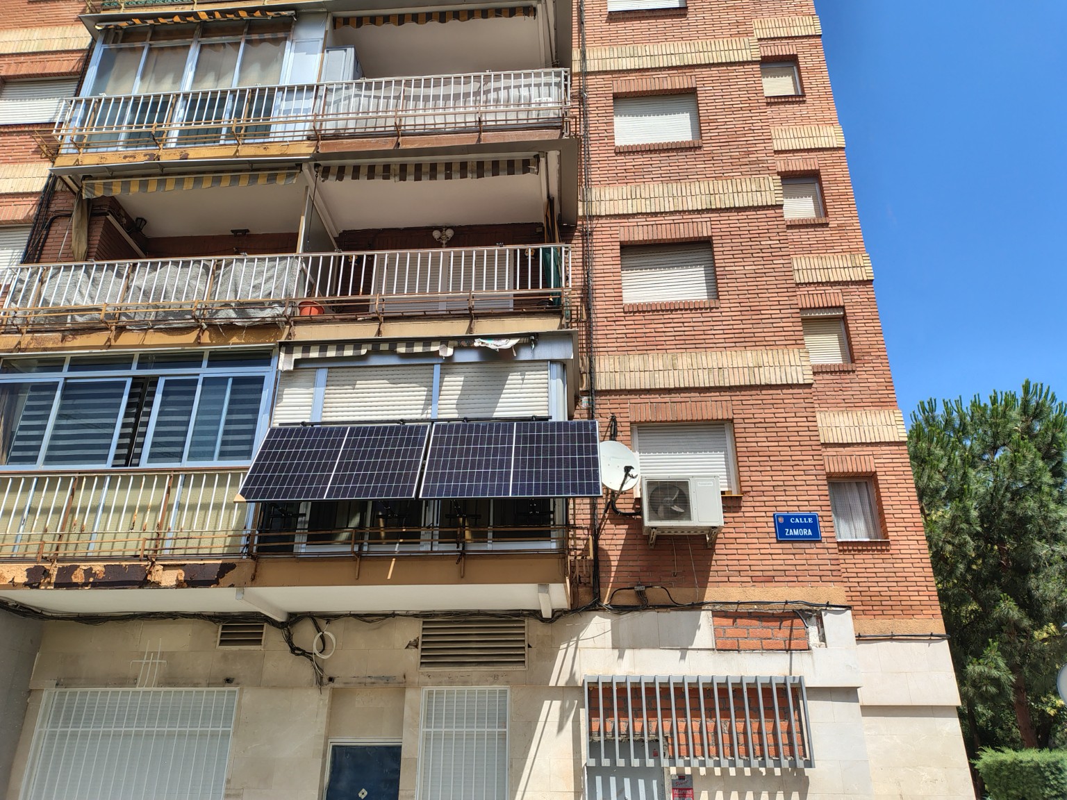 Real SOLCASA balcony solar installation